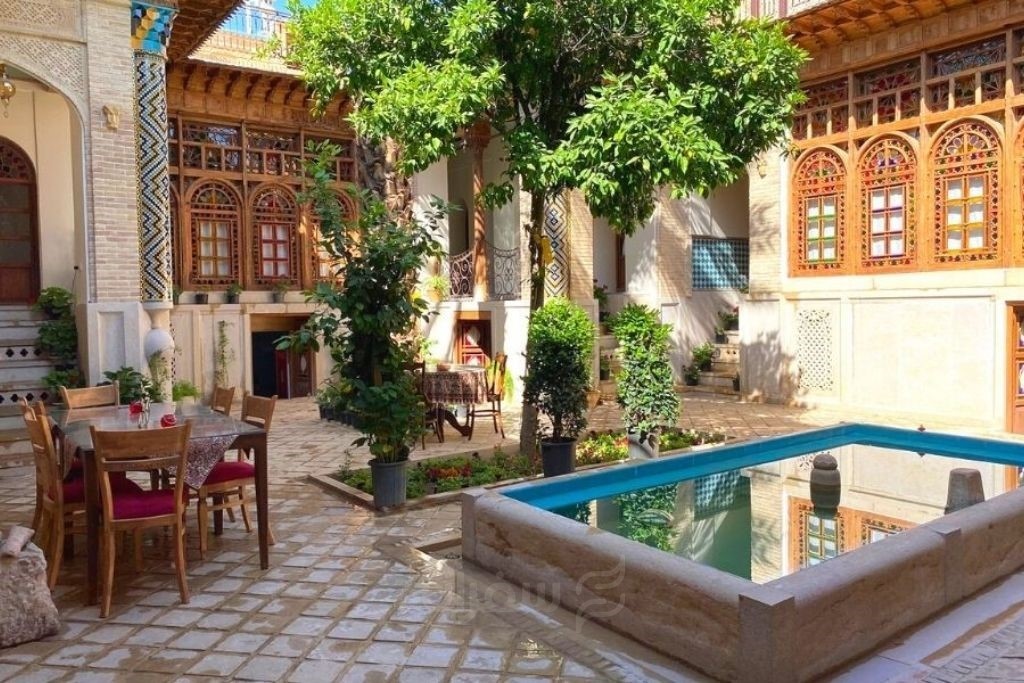 فضای داخلی اقامتگاه سنتی فروغ مهر شیراز